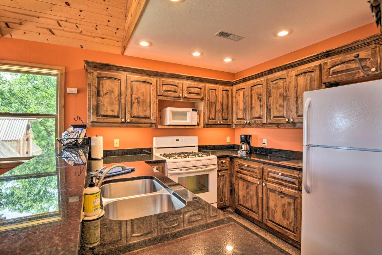 Spacious Log Cabin With Fire Pit And Game Room! Юрика Спрингс Экстерьер фото